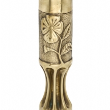 אגרטל Trench Art גדול ממעטפת פגז ארטילרי עם פרח במרכזו