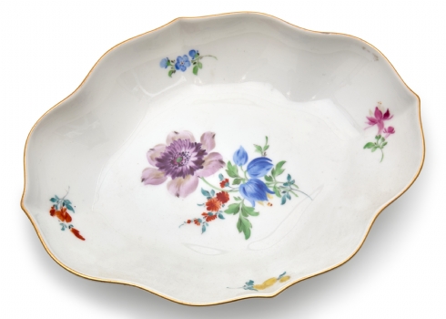 קערית מייסן (Meissen) מעוצבת עם עיטורי פרחים עדינים ופס זהב, חתום