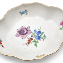 קערית מייסן (Meissen) מעוצבת עם עיטורי פרחים עדינים ופס זהב, חתום