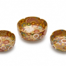 שלוש קערות סצומה יפניות מצוירות ביד – Koshida Kyoto, דגם 'אלף פרחים'
