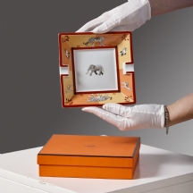 מאפרת פורצלן יוקרתית של הרמס (Hermes) מדגם Africa, בגווני כתום