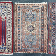 שלושה שטיחים קטנים בעבודת יד, שטיח תפילה, קווקזי וגיאומטרי שבטי