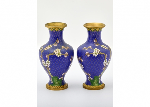 זוג אגרטלי קלואזונה (Cloisonné) סיני עשויים פליז מצופה אמייל