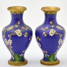 זוג אגרטלי קלואזונה (Cloisonné) סיני עשויים פליז מצופה אמייל