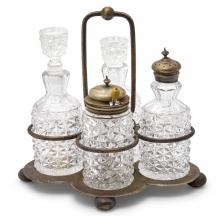 סט קרואט (Cruet Set) שולחני אנגלי עתיק עשוי קריסטל ומתכת מצופה כסף, חתום