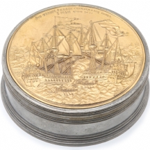 קופסא שולחנית כבדה עשויה פיוטר, המכסה מעוטר בתבליט המתאר את הקרב מפרץ קוגה