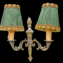 מנורת קיר עשויה מתכת