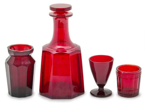 ארבעה כלי זכוכית בגוון רובי אדום (Ruby Glass) מהמאה ה-19