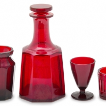 ארבעה כלי זכוכית בגוון רובי אדום (Ruby Glass) מהמאה ה-19