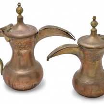 זוג דאללות (Dallah) בנות יותר ממאה שנה– קנקן קפה ערבי מסורתי עשוי נחושת ופליז