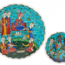 שני כלי קרמיקה טורקים (קוטהיה Kutahya) מעוטרים ציורי יד באמייל וחתומים