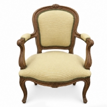 כורסה צרפתית אלגנטית בסגנון Louis XV, עשויה עץ מגולף ומעוצב בגוון אגוז בהיר