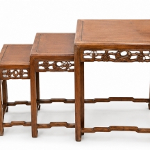 סט של ארבעה שולחנות קפה משתלבים סיניים (Nest of Tables) עשויים עץ