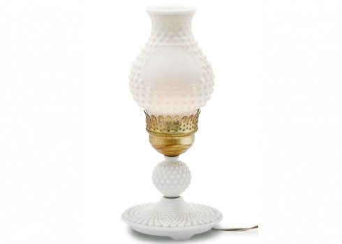 מנורה שולחנית עתיקה עשויה זכוכית חלב (Milk Glass)