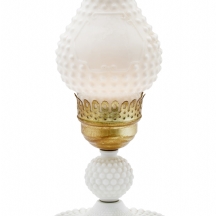 מנורה שולחנית עתיקה עשויה זכוכית חלב (Milk Glass)
