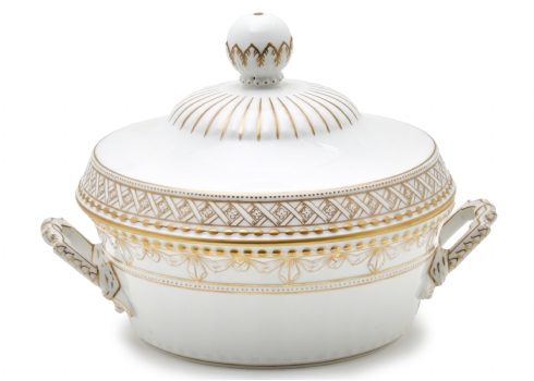 טרין ראגו (Ragout Tureen) עשוי פורצלן מבית KPM Berlin, גרמניה, מתוארך ל-1900
