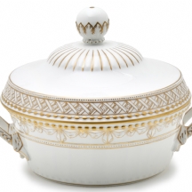 טרין ראגו (Ragout Tureen) עשוי פורצלן מבית KPM Berlin, גרמניה, מתוארך ל-1900