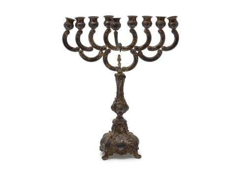 חנוכיה עשויה כסף סטרלינג, חתומה: 925, משקל: 610 גרם