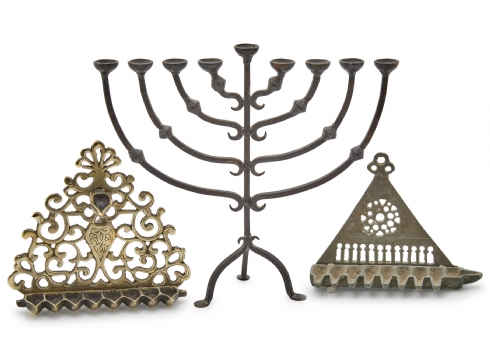 שלוש חנוכיות מתכת עשויות ברזל ופליז, דגמים שונים