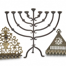 שלוש חנוכיות מתכת עשויות ברזל ופליז, דגמים שונים