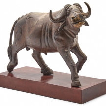 פסל עץ מגולף בעבודת יד בדמות תאו (Cape Buffalo)