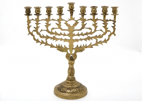 חנוכייה עשויה ברונזה בסגנון מזרח אירופאי