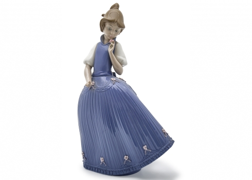 פסלון פורצלן ספרדי מתוצרת Lladro, נערה בשמלה כחולה עם פרח 1981