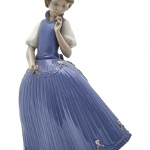 פסלון פורצלן ספרדי מתוצרת Lladro, נערה בשמלה כחולה עם פרח 1981