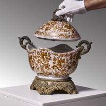 טרין(Tureen) פורצלן עם מכסה ומעמד מתכת מעוטר בסגנון עתיק