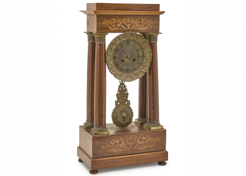שעון פורטיקו (Portico Clock), עשוי עץ ומתכת