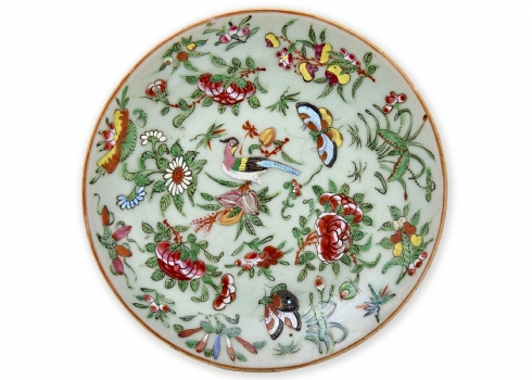צלחת סינית עשויה פורצלן בגוון סלדון (Celadon) מעוטרת בעבודת אמייל