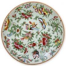 צלחת סינית עשויה פורצלן בגוון סלדון (Celadon) מעוטרת בעבודת אמייל