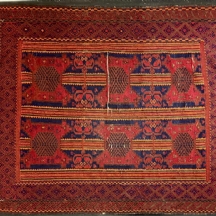 שטיח צמר בעבודת יד, בסגנון בלוצ'י (Baluchi), בגווני אדום ובורדו