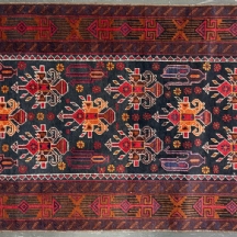 שטיח צמר בעבודת יד בסגנון בלוצ'י (Baluchi), בגווני כחול כהה, בורדו, אדום וכתום