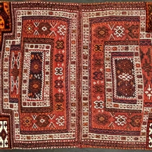 שטיח צמר בעבודת יד, מעוצב כשטיח תפילה עם שני מיחרבים (קשתות תפילה) סימטריים