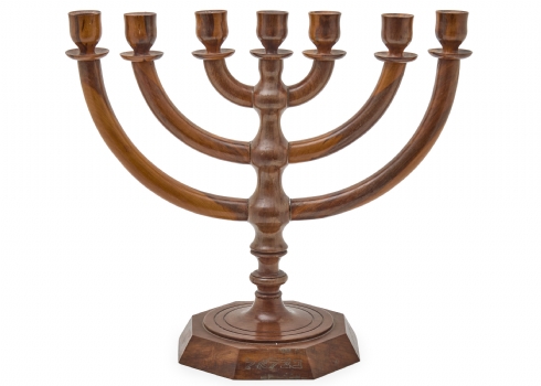 מנורה עשויה עץ זית מעוטרת במילה ירושלם ובצלאל