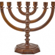 מנורה עשויה עץ זית מעוטרת במילה ירושלם ובצלאל