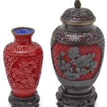 שני חפצי לכה סינים מעוטרים לכה אדומה מסוג Red Cinnabar, בסיסי עץ
