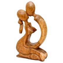 פסל עץ בדמות זוג אוהבים