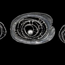 סט של תליון (גם סיכה) וזוג עגילים תואמים