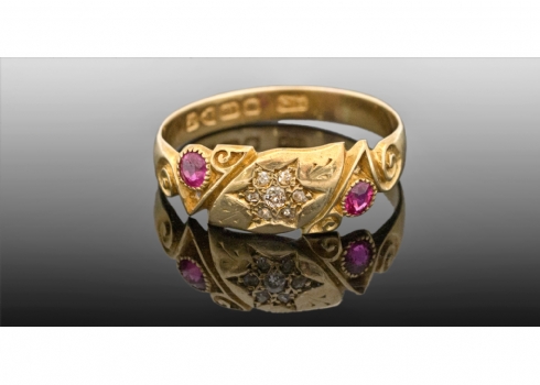 טבעת אנגלית עתיקה משובצת יהלומים בליטוש עתיק ואבני רובי אדומות