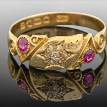 טבעת אנגלית עתיקה משובצת יהלומים בליטוש עתיק ואבני רובי אדומות