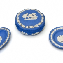 לוט של שלושה כלי חרס אנגלים מתוצרת: 'וודג'ווד' (Wedgwood)