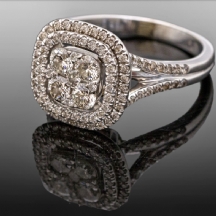 טבעת עשויה זהב לבן משובצת יהלומים