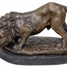 פסל ברונזה ישן בדמות אריה