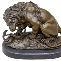 פסל ברונזה ישן בדמות אריה עם נחש