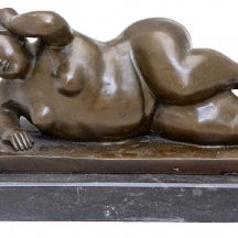 פסל ברונזה ישן בדמות אישה שוכבת