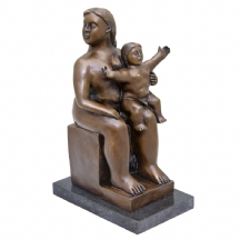 פסל ברונזה ישן בדמות אישה יושבת עם תינוק