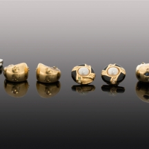 לוט של שלושה זוגות עגילי אופנה וחפתים