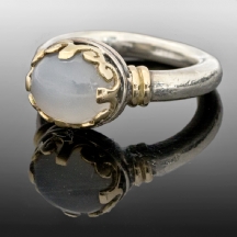 טבעת עשויה כסף וזהב משובצת אבן בגוון לוונדר בליטוש קאבושון.